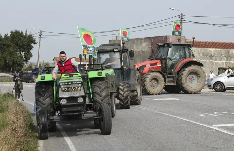 Manifestantes em cima de tratores pelas ruas da cidade de Aveiro.